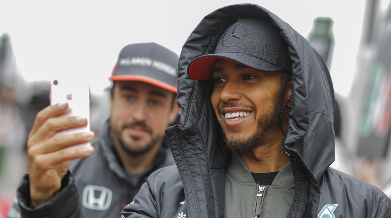 Hamilton cree que Alonso no ganó más títulos por «sus decisiones»