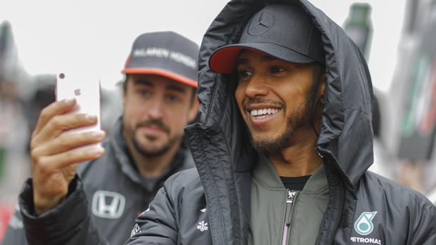 Hamilton cree que Alonso no ganó más títulos por «sus decisiones»