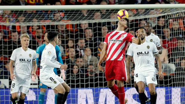 El Girona agudiza la crisis del Valencia