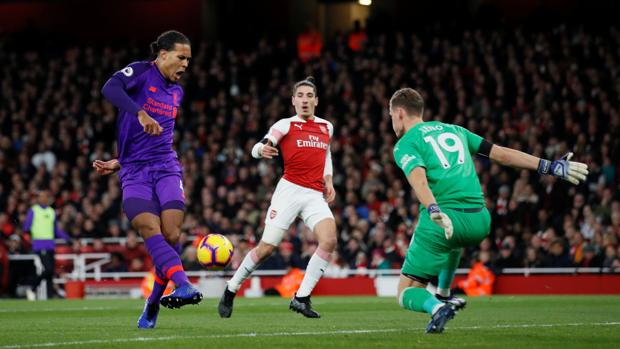 Arsenal y Liverpool deleitan con un empate de otra época