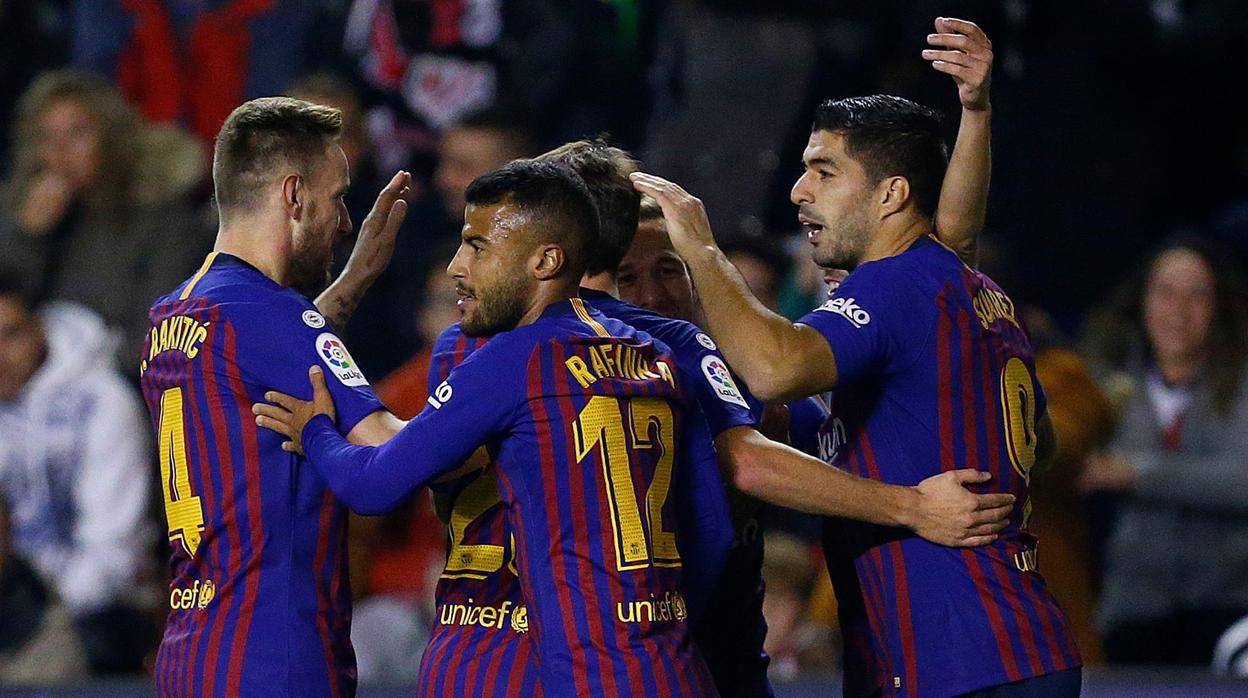 El Barcelona celebra el primer gol de Luis Suárez