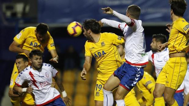 El Alcorcón gana un derbi de poco fútbol