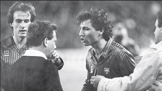 Stoichkov pide perdón a Urízar Azpitarte casi 30 años después de su pisotón en el Camp Nou