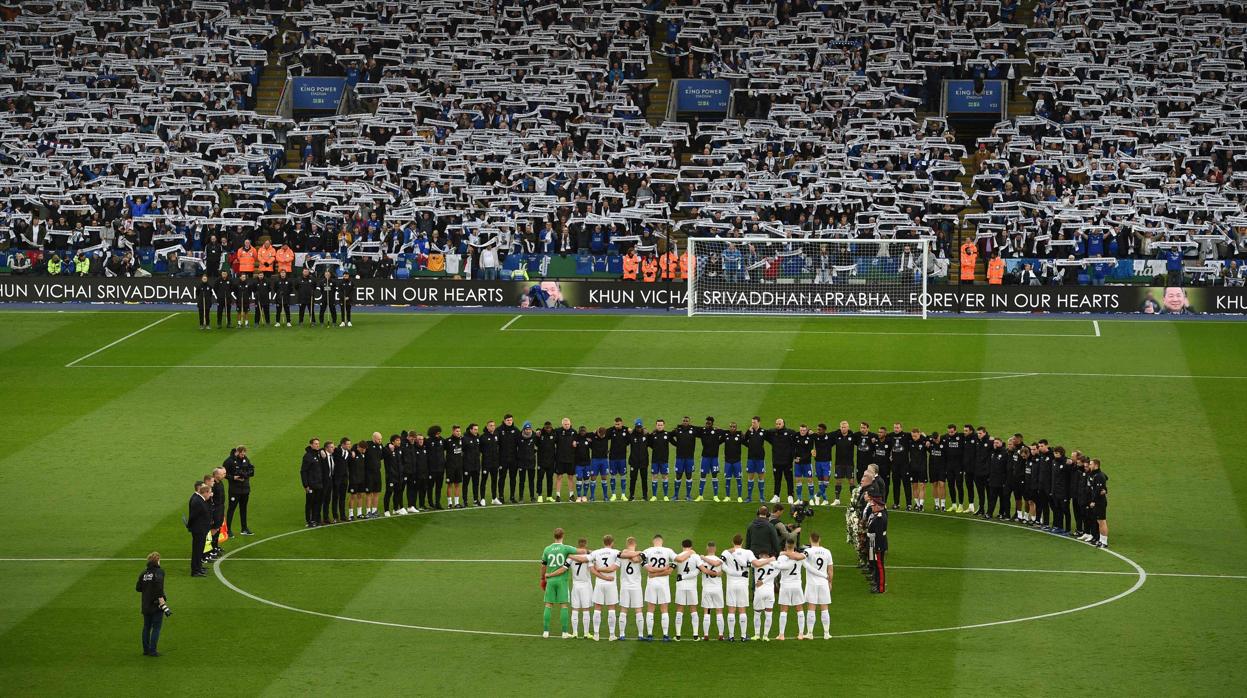 Los jugadores del Leicester y del Burnley guardan un minuto de silencio en el King Power Stadium