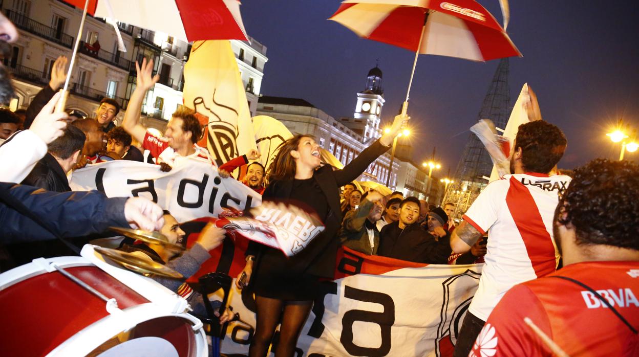 La afición de River se reunió en la emplemática Puerta del Sol de Madrid