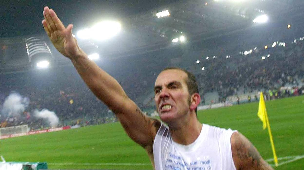 Paolo Di Canio realiza el saludo fascista hacia los seguidores del Lazio