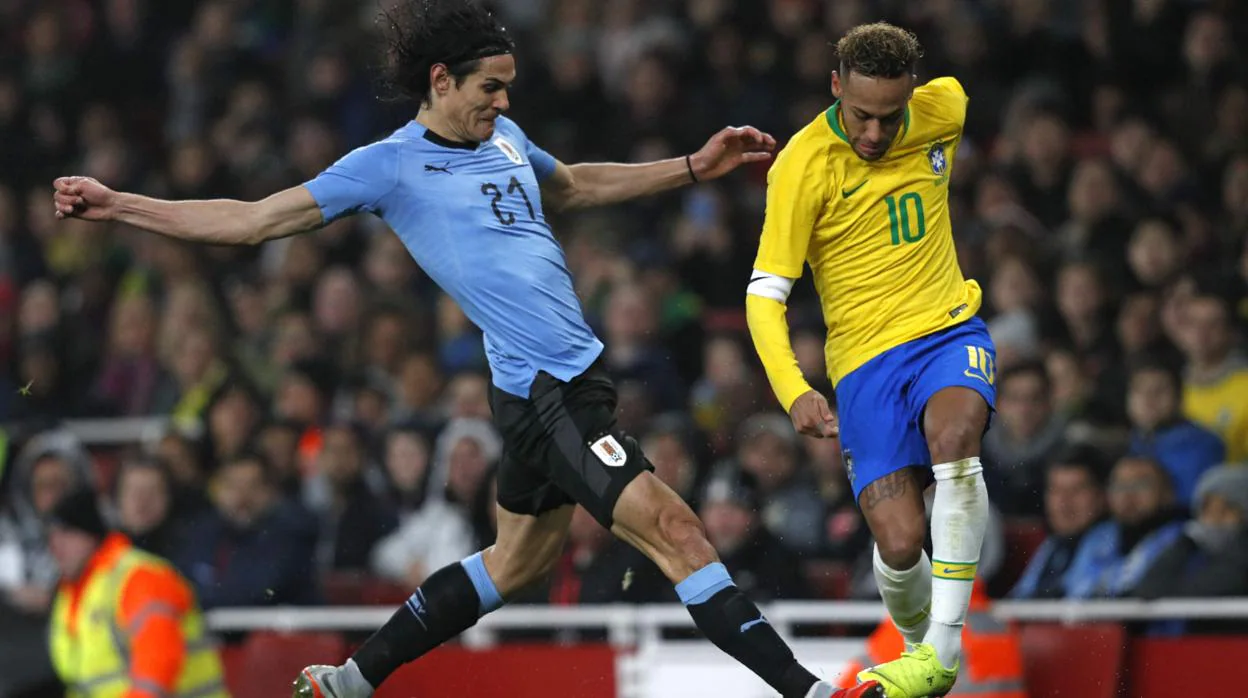 Cavani y Neymar, durante el encuentro amistoso entre Uruguay y Brasil