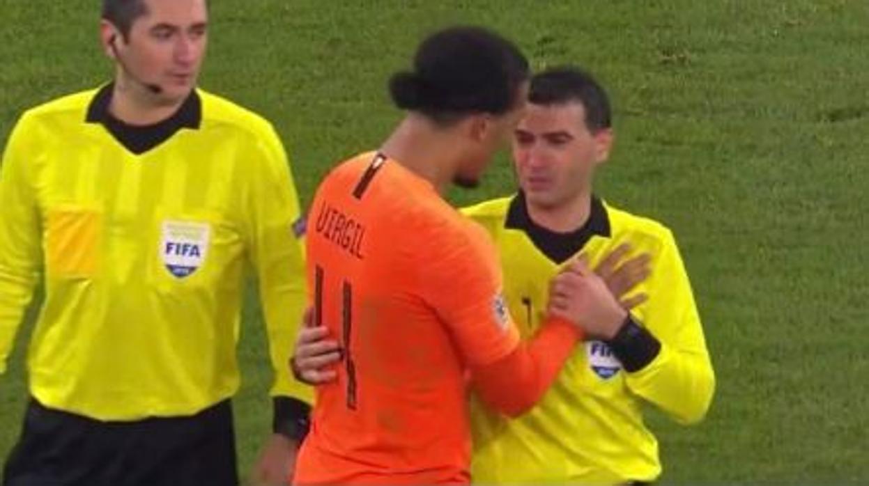 El bello gesto de Van Vijk ante la tragedia del árbitro