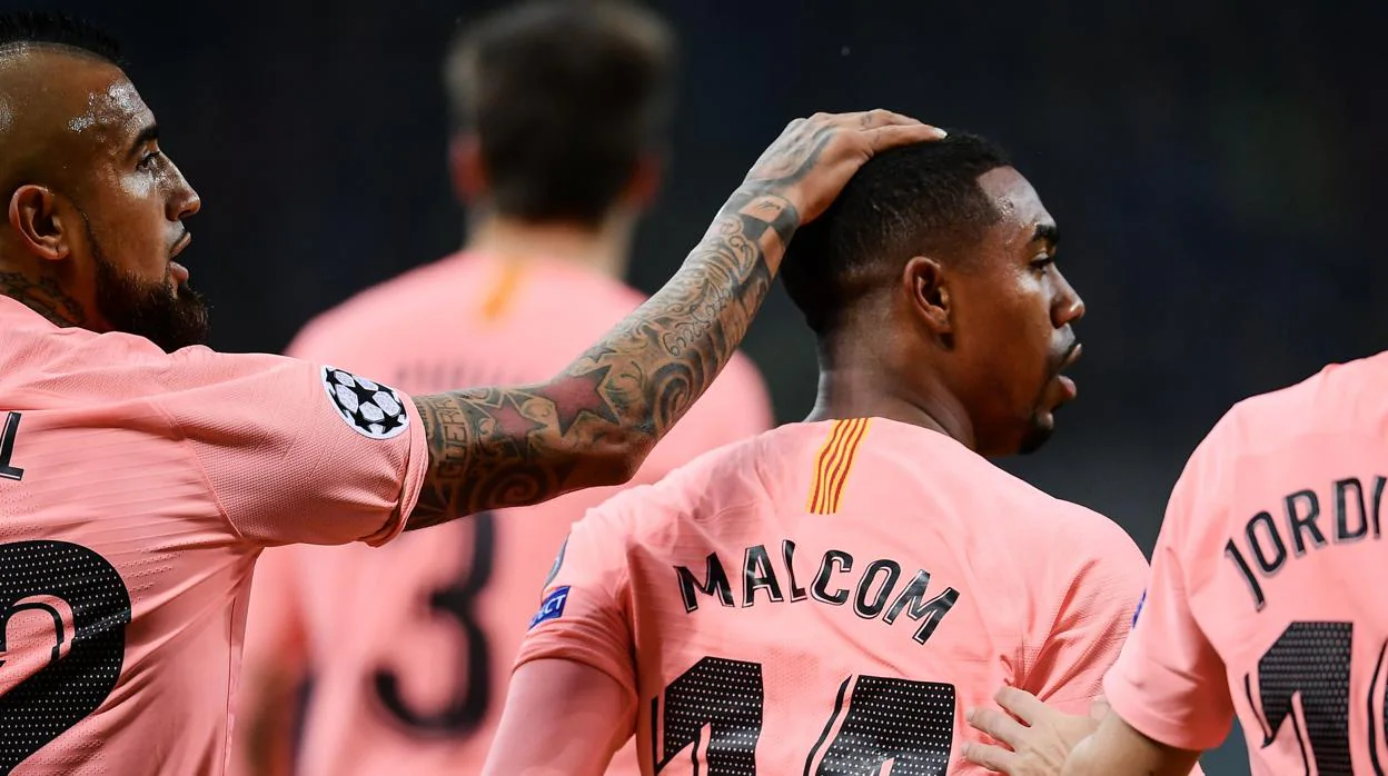 Malcom recibe las felicitaciones tras anotar el gol ante el Inter de Milán