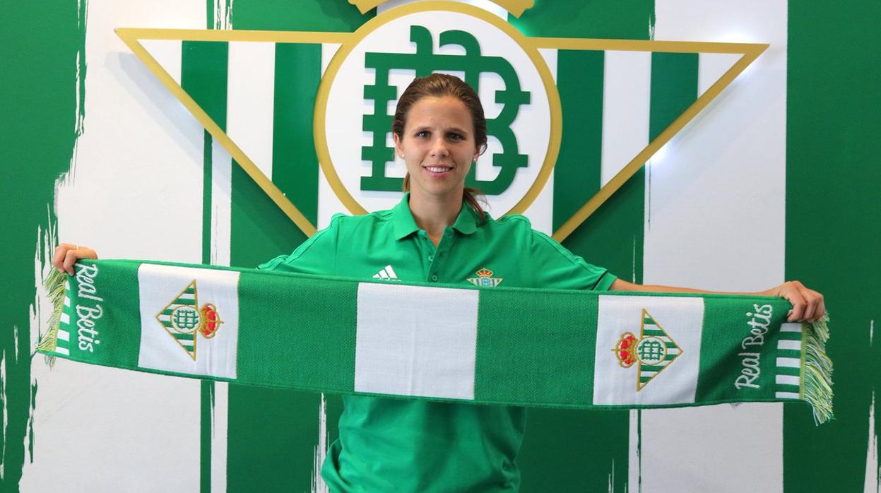 Marianela Szymanowski posa con los colores del Betis
