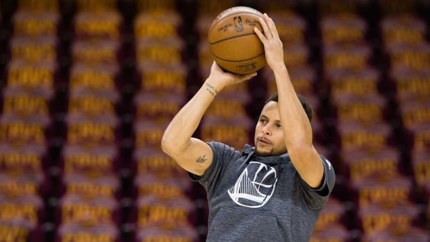 Stephen Curry sale ileso de un accidente de tráfico