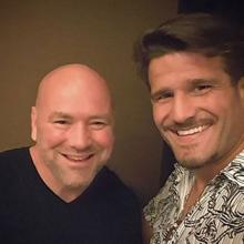 Juan Espino (d), junto al presidente de UFC, Dana White