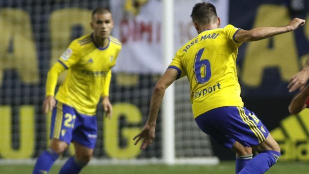 El Cádiz golea a Las Palmas y se coloca en promoción de ascenso