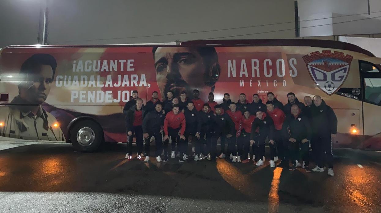 La plantilla del CD Guadalaja posa delante de su nuevo autobús