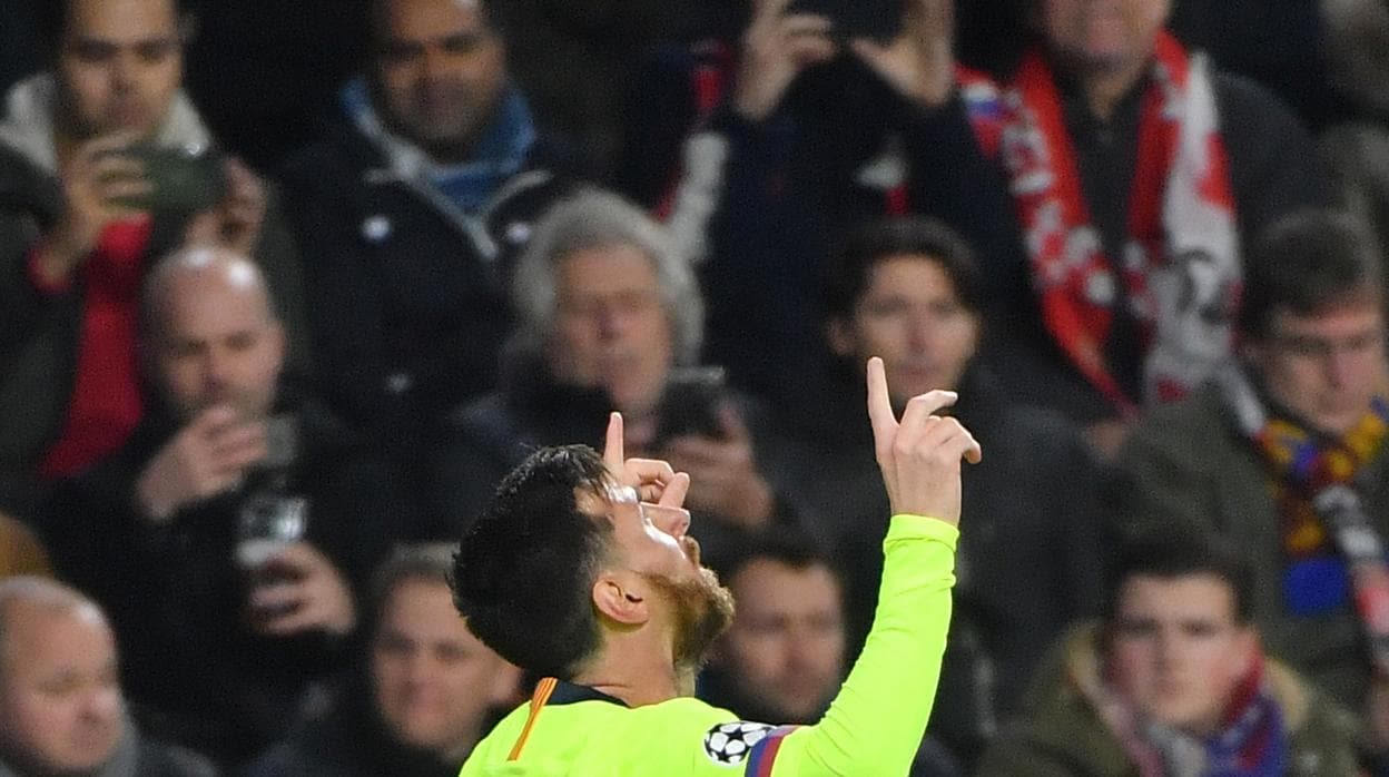 Leo Messi celebra el gol que le marcó al PSV