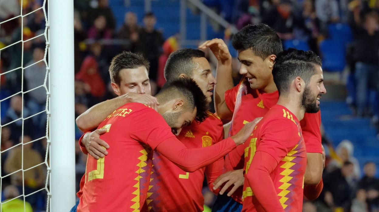 España celebra un gol en el amistoso ante Bosnia en Las Palmas