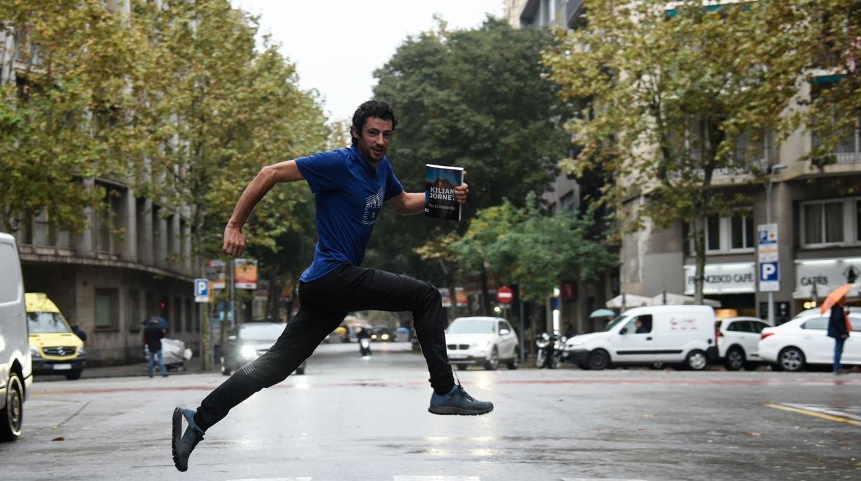 Kilian Jornet cruza una calle de Barcelona con su nuevo libro