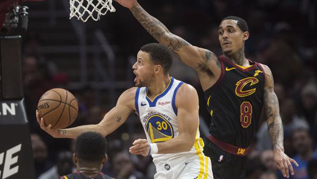 Curry revitaliza a los Warriors: 42 puntos con 9 de 14 en triples