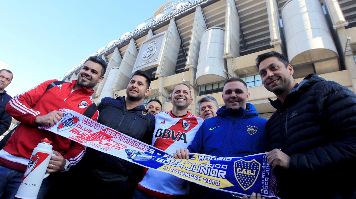 Aficionados de River Plate y Boca Juniors, en los exteriores del Santiago Bernabéu