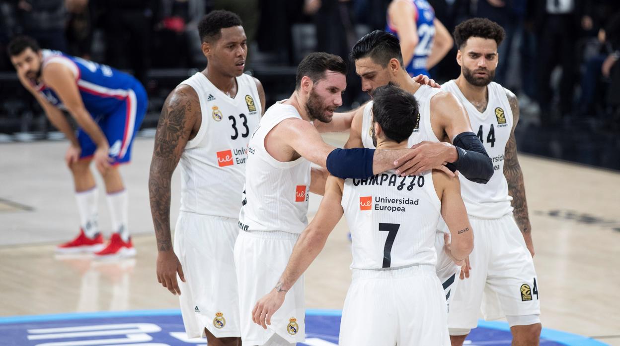 Los jugadores del Madrid, felices tras la victoria