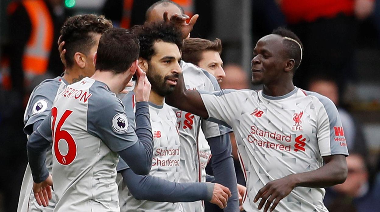 Salah se exhibe con un &#039;hat trick&#039; y permite soñar al Liverpool