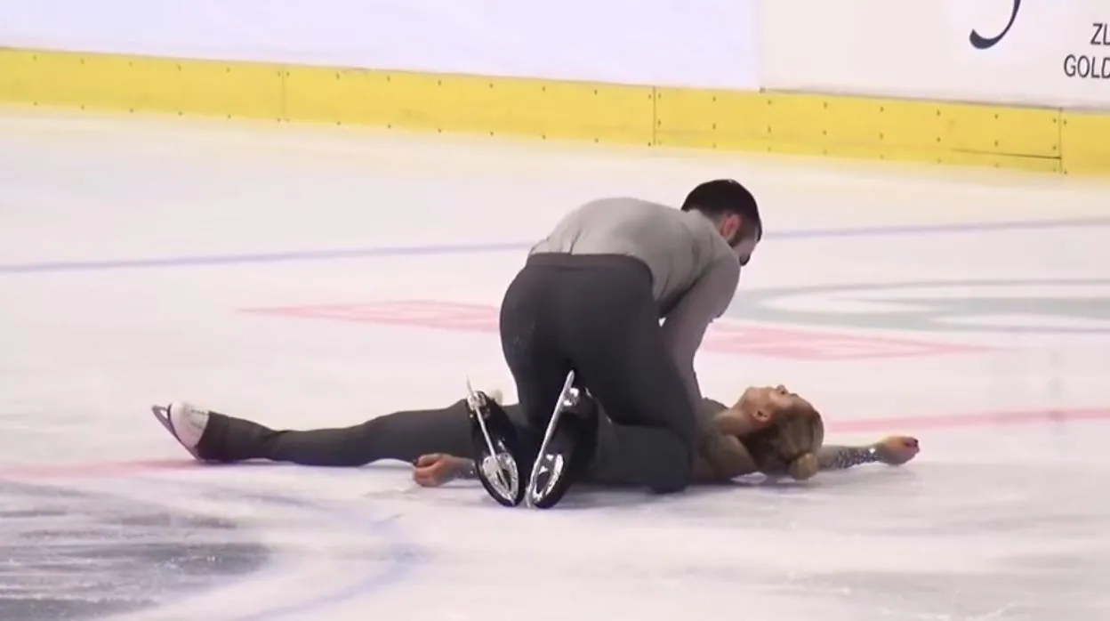 Escalofriante caída sobre el hielo de la patinadora Ashley Cain