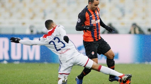 Un golazo de Fekir mete al Lyon en octavos