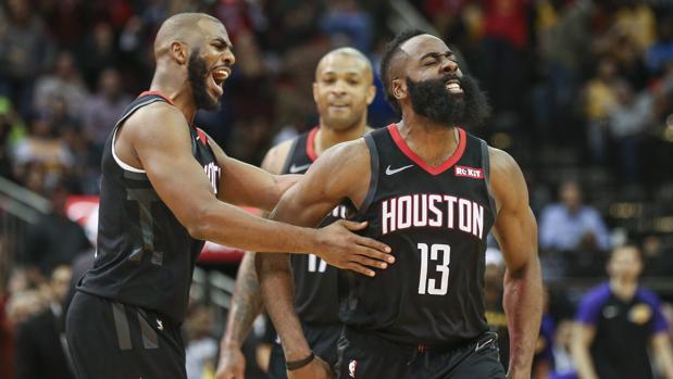 Harden se exhibe ante LeBron James