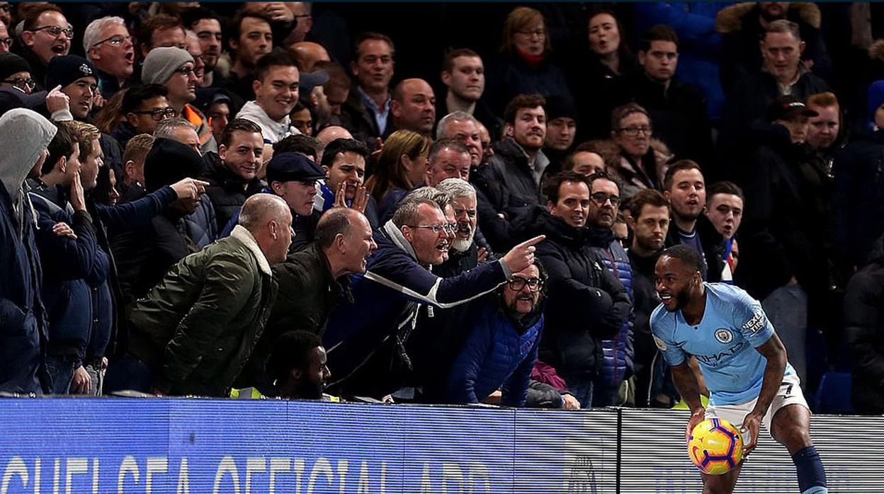 Raheem Sterling recibió insultos racistas en Stamford Bridge