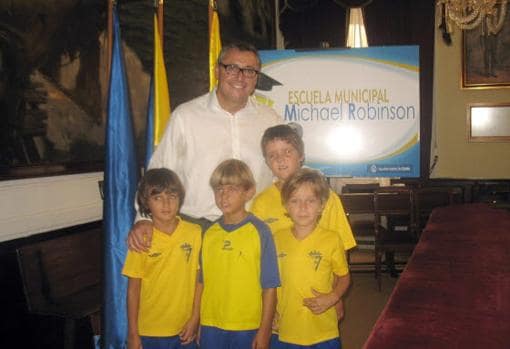 En la inauguración de la temporada de la escuela Michael Robinson, en 2009.
