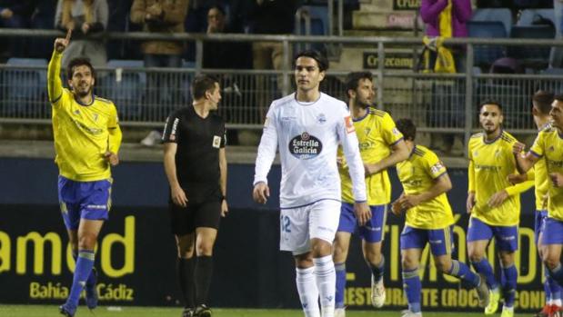 El Cádiz sustenta su triunfo en la eficacia ante un ambicioso Deportivo