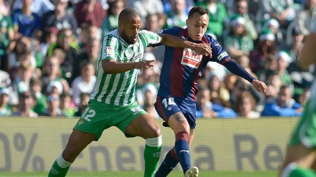 El Betis pincha en la despedida del año y revitaliza al Eibar