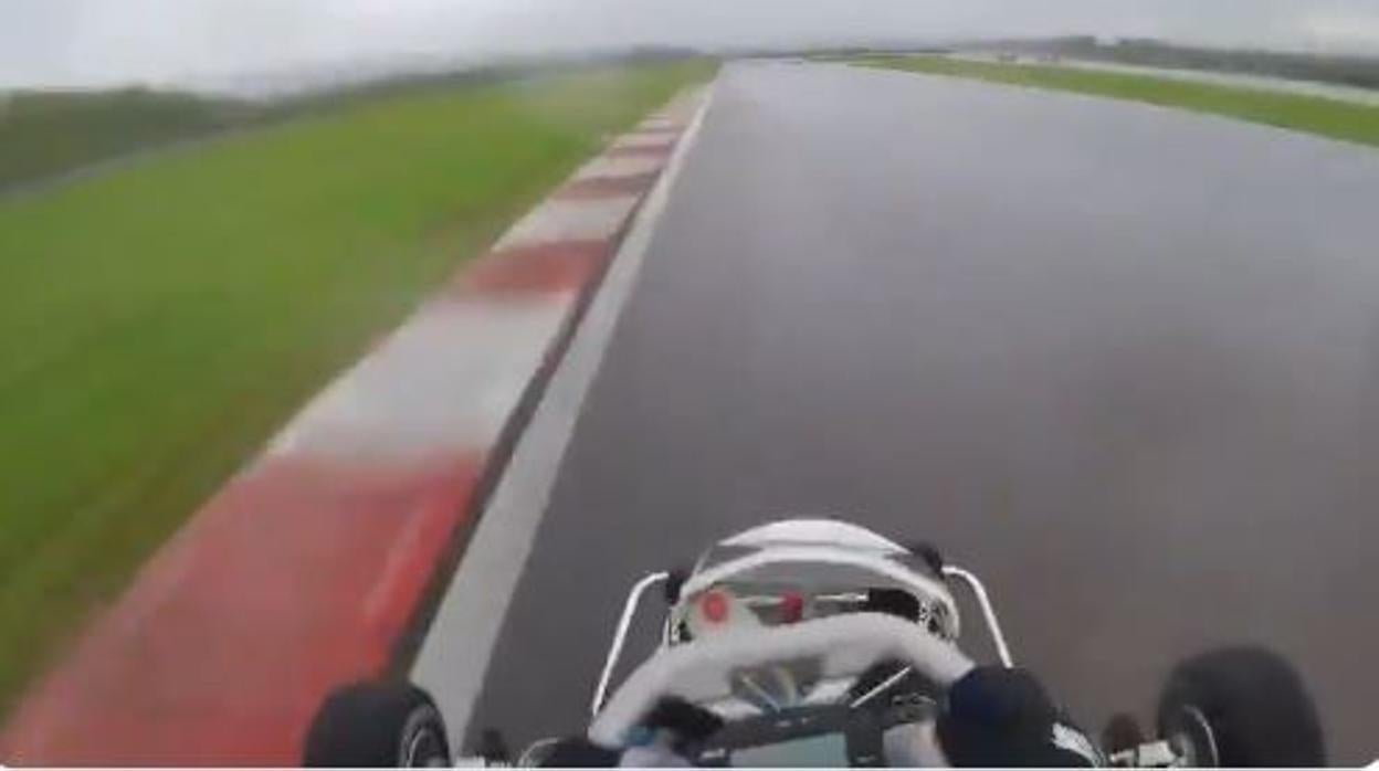 El espectacular vídeo de Fernando Alonso pilotando un kart bajo la lluvia