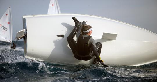 Uno de los vuelcos de la jornada en Laser Radial Femenino