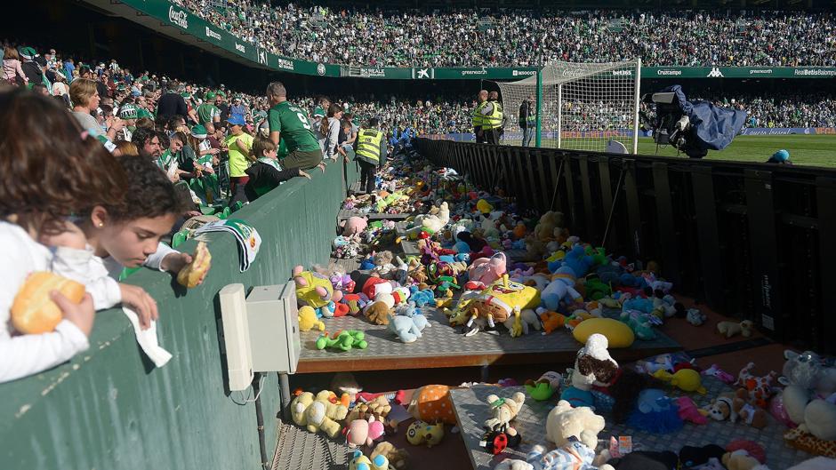 La afición del Real Betis inundó de peluches el césped en el descanso del partido