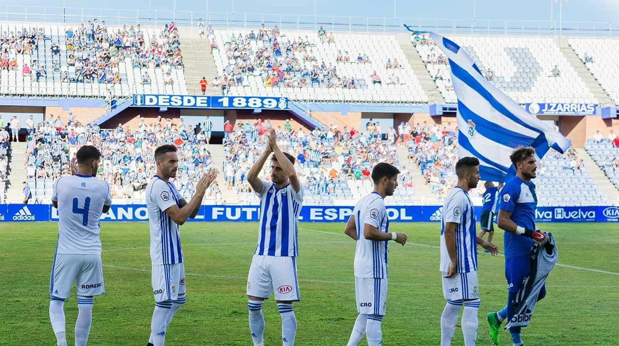 Los jugadores del Recreativo saludan a la afición del Clombino