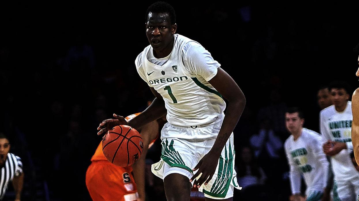 Bol Bol, durante un partido con los Ducks