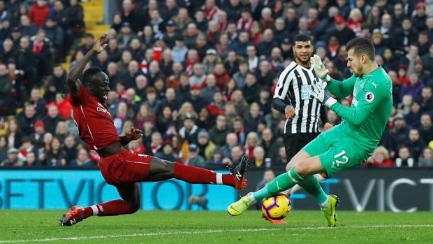 El Liverpool golea al Newcastle y fortalece el liderato