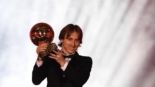 Luka Modric levanta el Balón de Oro en París