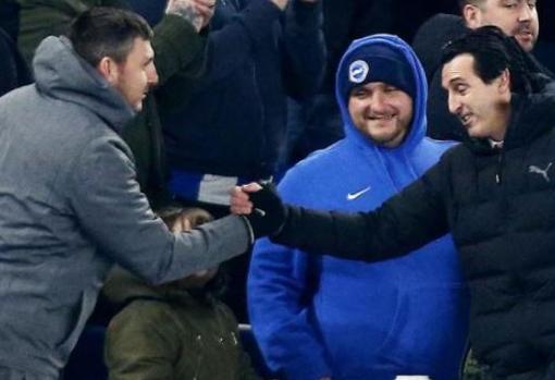 Unai Emery estrecha la mano al aficionado del Brighton