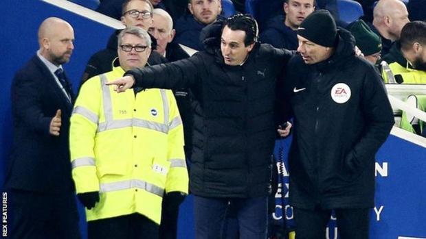 Unai Emery dio un «botellazo» a un aficionado del Brighton