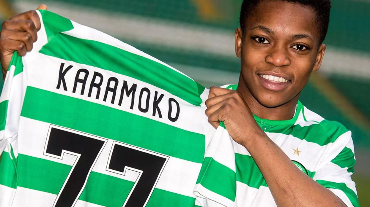 Karamoko Demebele, posa junto a la camiseta del Celtic de Glasgow