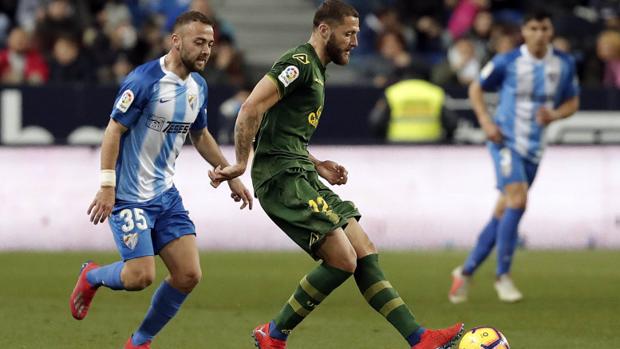 El Málaga se deja dos puntos en un polémico partido