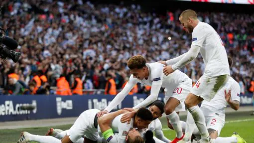 Inglaterra celebra un gol en su encuentro contra Croacia
