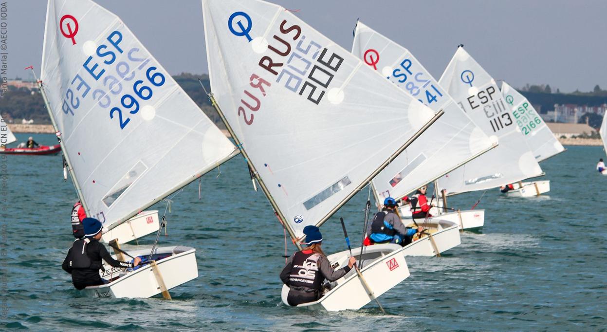 Arturo Arauz coge el liderato de la Excellence Cup de Optimist en la bahía de Cádiz