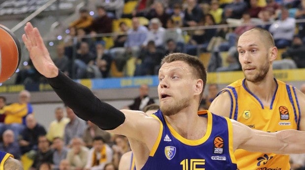 Paseo del Khimki ante un gris Gran Canaria