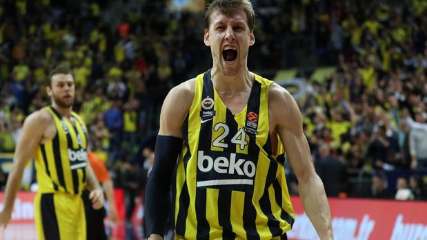 El Baskonia, víctima de su esfuerzo, cae ante el Fenerbahce