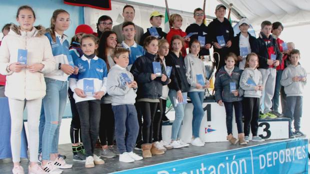 Los jóvenes Arturo Arauz y Patricia Báñez ganan V Regata Ciudad de El Puerto