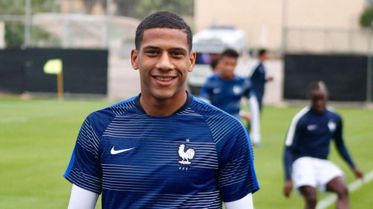 Todibo ocn la camiseta del Toulousse