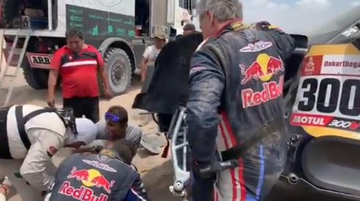 La desesperación de Carlos Sainz, en video: «¡Así es el Dakar!»